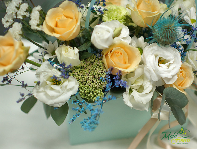 Сумочка с кремовыми розами, эустомой и хризантемой Фото
